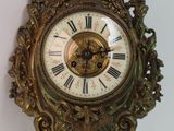 une horloge accrochée au mur, avec une clé