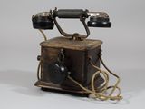 un téléphone à l'ancienne exposé sur la table