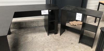 un bureau noir avec deux étagères et une bibliothèque