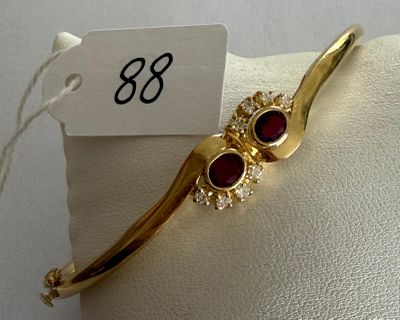 Bracelet Jonc ouvrant en or jaune, rehaussé de 2 motifs sert…