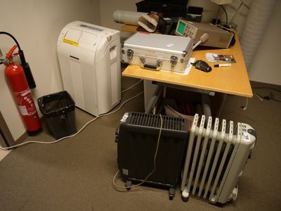 une photo d'une pièce équipée d'un radiateur et d'un extincteur