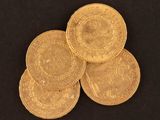 quatre pièces d'or sur fond noir