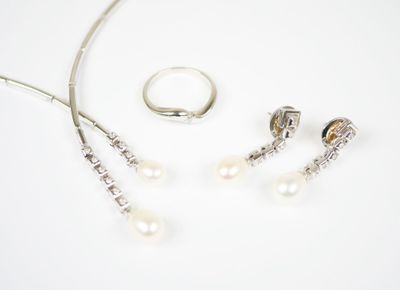 un collier, un bracelet et une bague posés sur un fond blanc