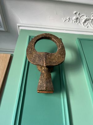 une poignée de porte sur la porte d'entrée d'une maison