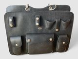 un sac en cuir noir doté de plusieurs poches