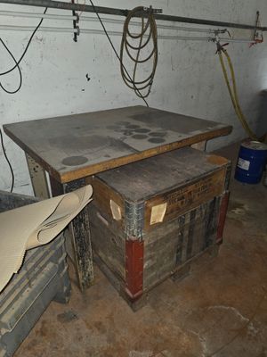 une table et une chaise dans une pièce encombrée