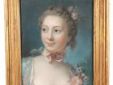 portrait d'une dame en robe bleue avec un nœud rose