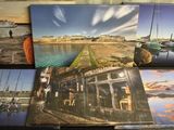 de nombreuses photos de bateaux exposées sur une table