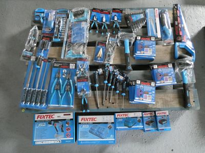 un grand nombre d'outils posés sur une table