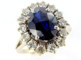une bague à grappes sertie d'un saphir bleu et de diamants