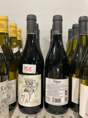 plusieurs bouteilles de vin sont alignées sur un comptoir