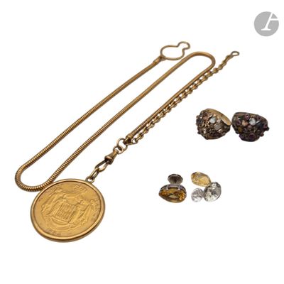 un gros plan sur un collier orné d'une pièce de monnaie et d'autres bijoux