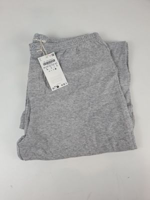 un pantalon gris avec une étiquette dessus