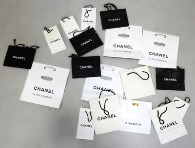 sacs de courses Chanel portant l'inscription « Chanel »