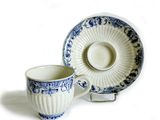 une tasse et une soucoupe placées l'une à côté de l'autre sur une table