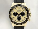 La montre est dorée et noire, avec un cadran noir.