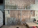des bouteilles et des verres posés sur une étagère devant un mur