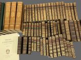 plusieurs livres sont empilés sur une table