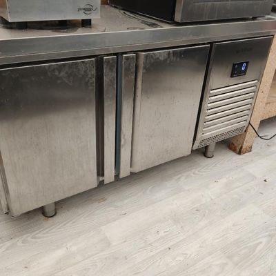 deux micro-ondes posés sur un plan de travail en inox