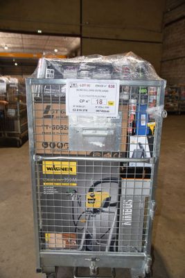 un chariot contenant de nombreux cartons dans un entrepôt