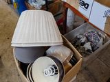 une lampe posée dans une boîte par terre