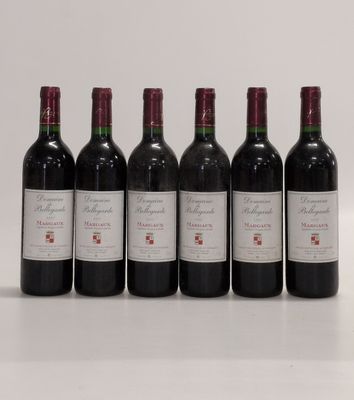 six bouteilles de vin rouge alignées