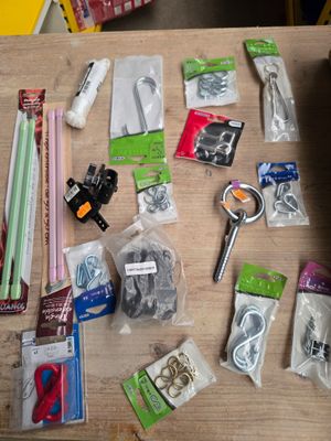 une table sur laquelle se trouvent de nombreux objets différents