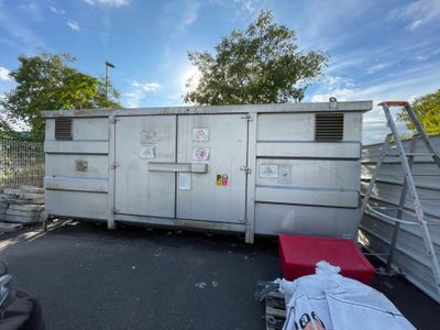 une photo d'un camion garé sur un parking