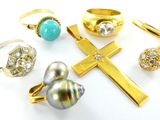 plusieurs bagues différentes et des bagues ornées d'une croix sur un fond blanc