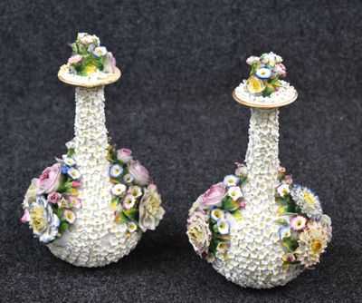 paire de vases en porcelaine décorés de fleurs sur fond noir