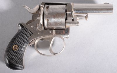 un pistolet posé sur une surface blanche