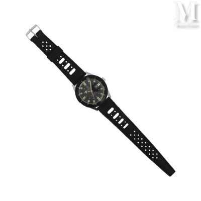 un gros plan d'une montre sur une surface blanche avec un fond blanc