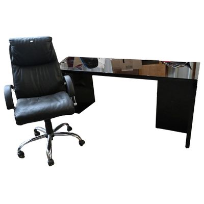 LARGE BUREAU en bois laqué à 2 caissons ouvrant par 2 tiroir…