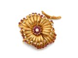 broche en forme de fleur en or et rubis, ornée d'un pompon