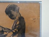 un tableau représentant un garçon en train de lire un livre, accroché au mur