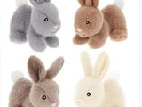Plusieurs peluches sont alignées sur un fond blanc.