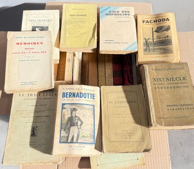 de nombreux vieux livres posés sur une boîte en carton