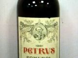 une bouteille de vin posée sur une table