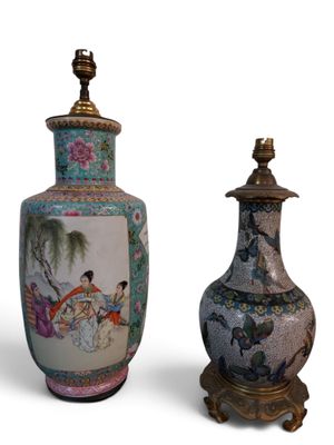 Deux vases aux motifs asiatiques sont posés côte à côte sur une surface blanche.