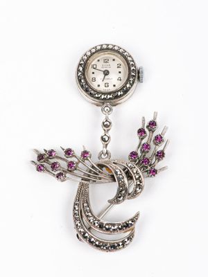 Broche en argent ornée de marcassites et pierres roses, rete…