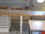 une image d'un établi dans un garage
