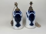 paire de vases bleus et blancs munis d'anses et d'une cordelette