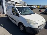 une camionnette blanche garée dans un parking