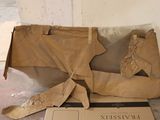 une boîte en carton sur laquelle est représentée une paire de chaussures