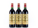 trois bouteilles de vin posées les unes à côté des autres sur une surface blanche