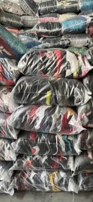 Lot d'environ 7 tonnes de vêtements hommes, femmes, enfants …