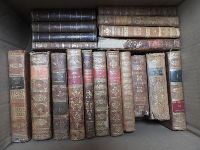 une boîte remplie de vieux livres posée sur une table