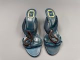 un gros plan sur une paire de chaussures bleues posées sur une table