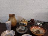 tout un tas de bols de toutes sortes sur la table