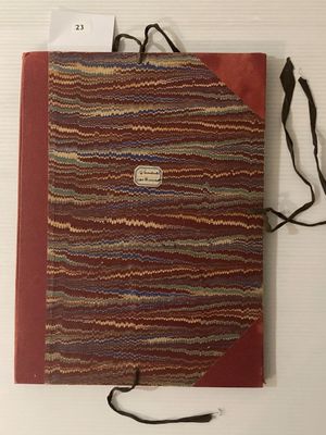 un vieux livre à la couverture rouge posé sur une table